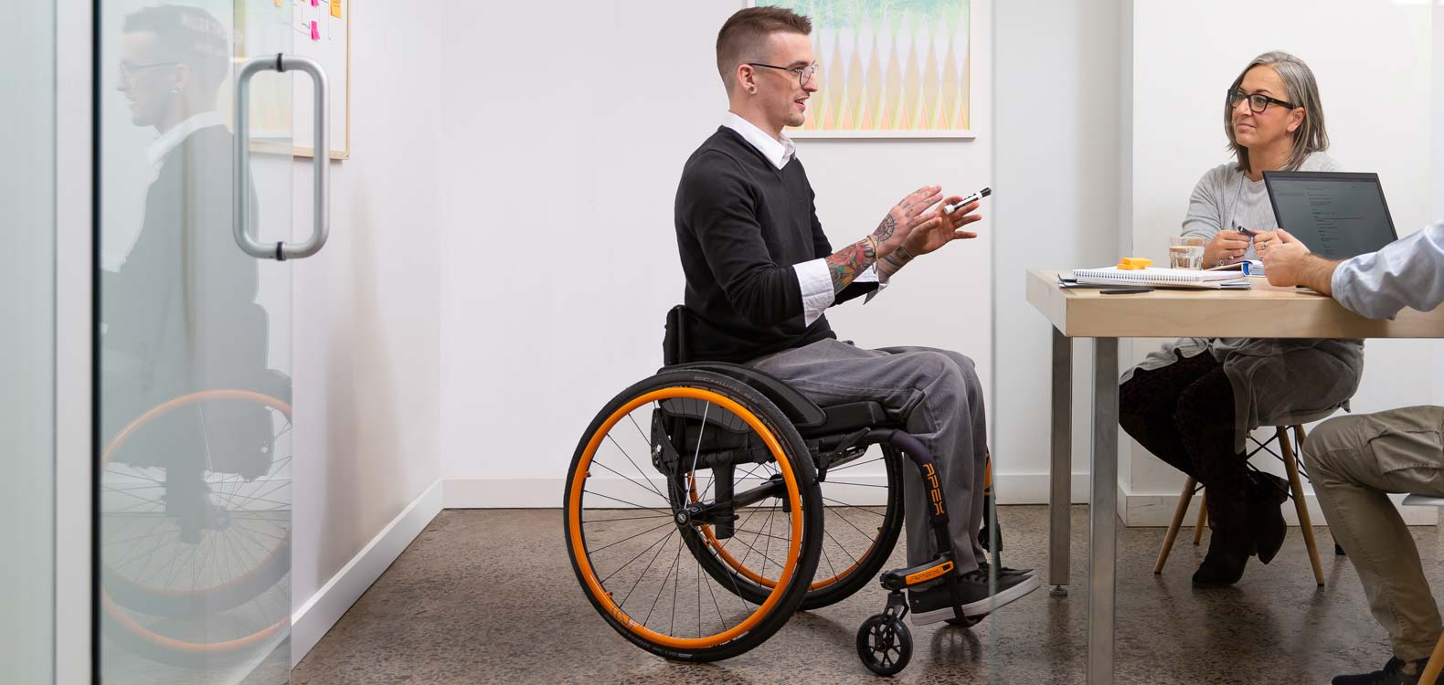 aktivni-invalidni-vozik-apex-a-motion-composites-2 Odlehčený invalidní vozík APEX A od Motion Composites v oranžové barvě z bočního pohledu